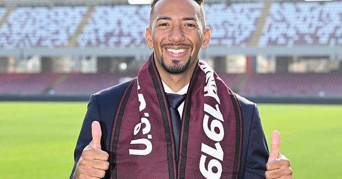 Foto Boateng Va Alla Salernitana Lo Sfott Di Un Tifoso Ai Cugini Del