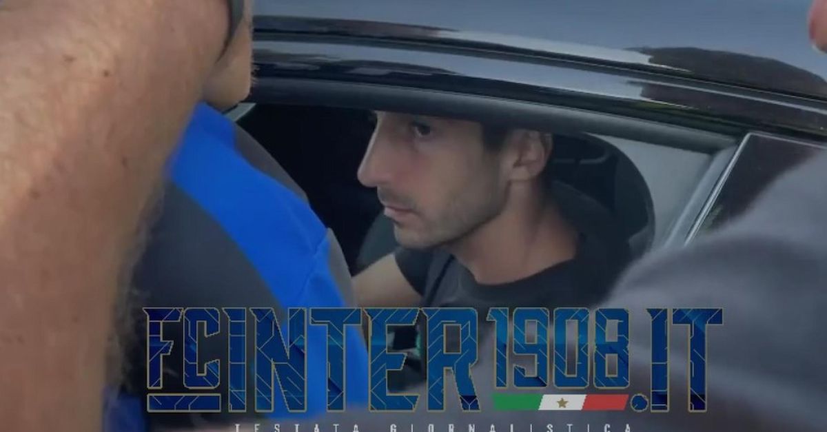 VIDEO FCIN1908 Inter Mkhitaryan Incontra I Tifosi Fuori Appiano