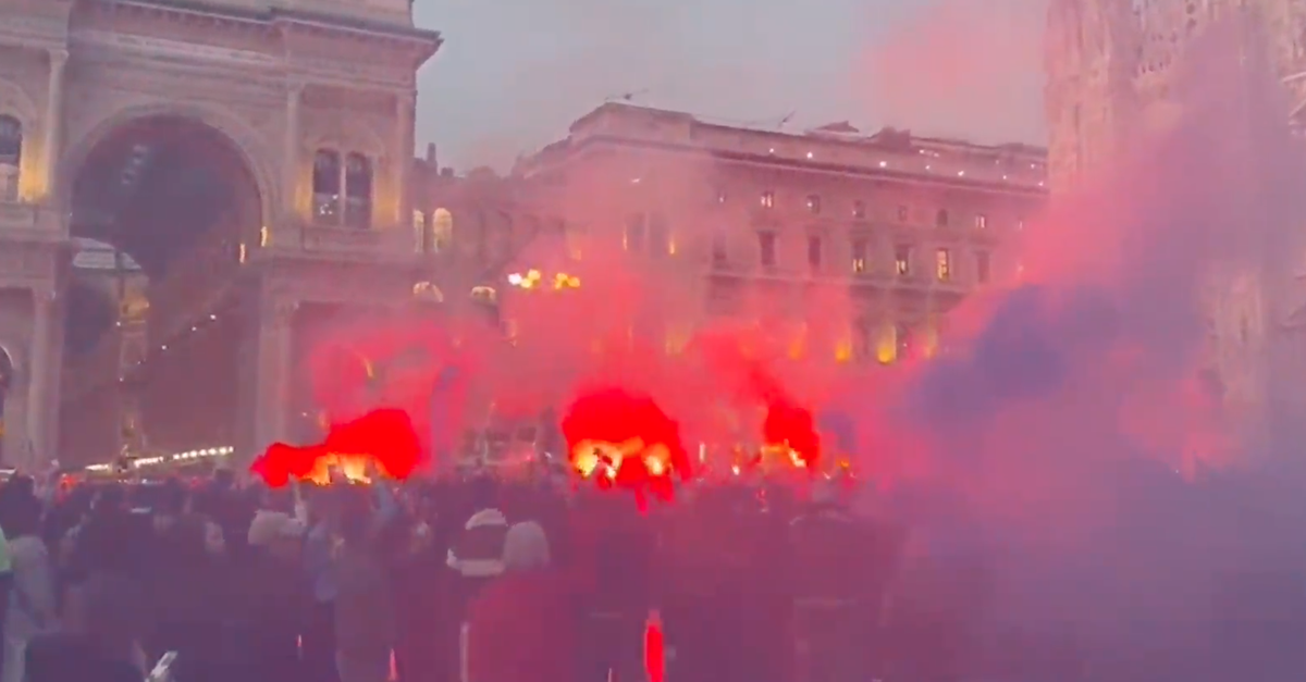 Video Fumogeni Cori E Fuochi Dartificio Tifosi Del Psg Radunati In