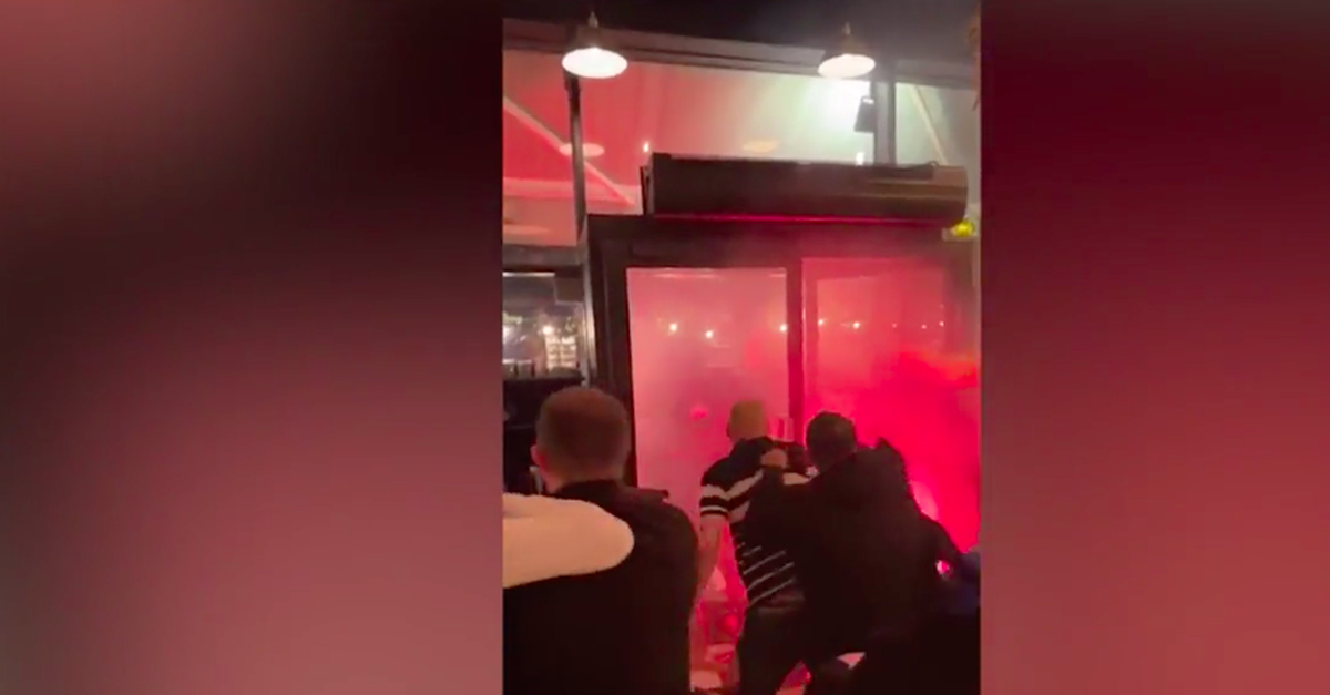 Video ultrà del Psg assaltano un pub di tifosi del Newcastle