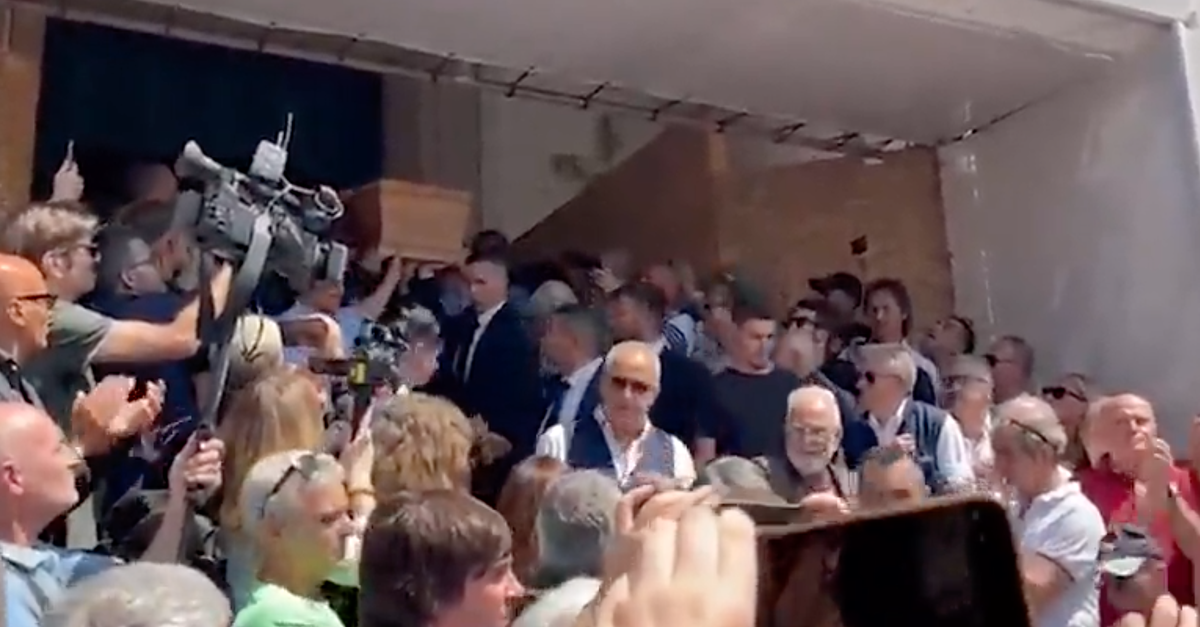 VIDEO Funerali Vincenzo DAmico Applausi E Cori Alluscita Del