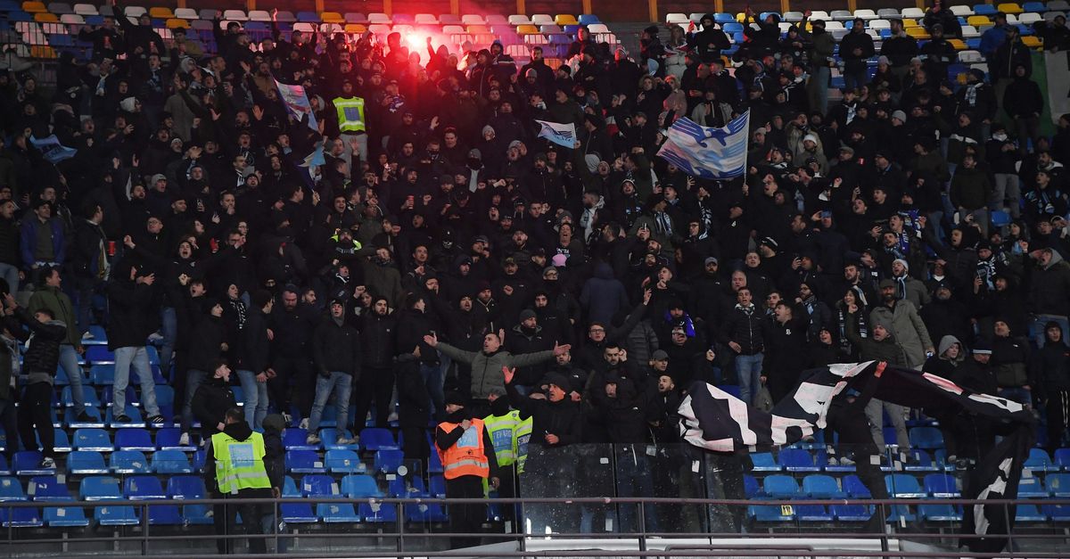 Foto Striscione Della Curva B Allesterno Del Maradona Naples For