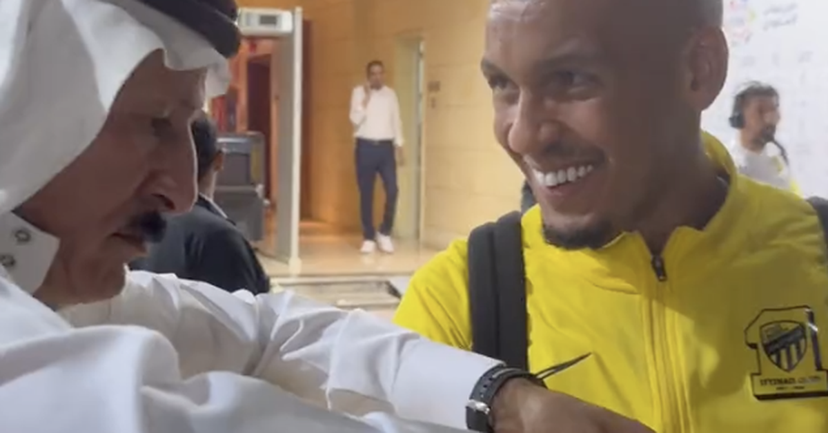 Arabia Saudita Un Tifoso Regala Un Rolex A Fabinho Dopo La Partita