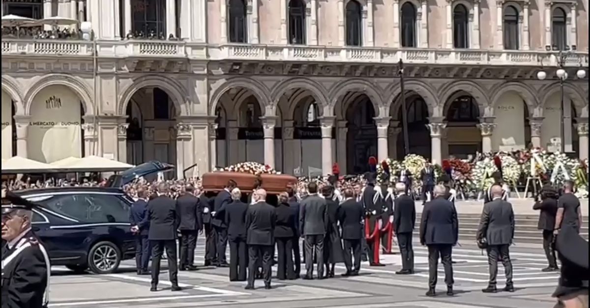 VIDEO Funerali Berlusconi Bagno Di Folla Cori E Commozione Allarrivo