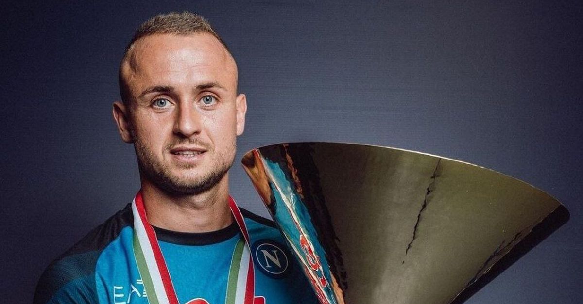 Gallery Napoli Campione Ditalia Lobotka Si Gode La Coppa Le Foto Dei