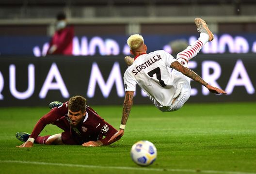 TURIN, ITALY - MAY 12: Samu Castillejo of A.C. Milan is challenged by Vojnovic Lyanco of Torino FC which leads to a penalty being awarded during the Serie A match between Torino FC and AC Milan at Stadio Olimpico di Torino on May 12, 2021 in Turin, Italy. Sporting stadiums around Italy remain under strict restrictions due to the Coronavirus Pandemic as Government social distancing laws prohibit fans inside venues resulting in games being played behind closed doors. (Photo by Valerio Pennicino/Getty Images) Toro: un undici poco “apprezzato” dai tifosi…- immagine 2