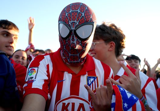 MADRID, SPAGNA - 29 SETTEMBRE: Un tifoso dell'Atletico Madrid indossa una maschera da Spider-Man. (Foto di Florencia Tan Jun/Getty Images) Atletico Botafogo