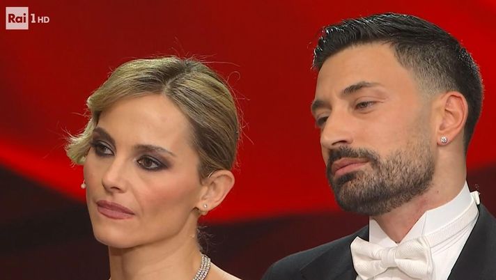 Lucarelli e l’elogio della Fialdini: “Inneschi sentimenti di invidia, ma hai personalità e non tutti…” Lucarelli e l’elogio della Fialdini: “Inneschi sentimenti di invidia, ma hai personalità e non tutti…” - immagine 1