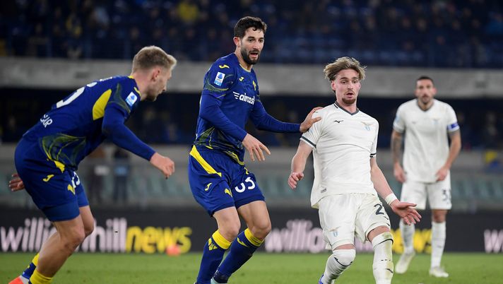 VERONA, ITALY - JANUARY 11: Kenneth Taylor of SS Lazio in action during the Serie A match between Hellas Verona FC and SS Lazio at Stadio Marcantonio Bentegodi on January 11, 2026 in Verona, Italy. (Photo by Marco Rosi - SS Lazio/Getty Images) Lazio, Van Basten su Taylor: “Lo avrei voluto all’Ajax altri due anni, ma…” - immagine 1