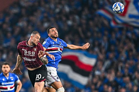 Alberto Cerri della Salernitana (a sinistra) e Alessandro Riccio della Sampdoria si contendono la palla durante la partita di Serie B tra UC Sampdoria e US Salernitana 1919 allo Stadio Luigi Ferraris il 9 maggio 2025 a Genova Caos Serie B: dal 2002 ad oggi, quando la burocrazia riscrive le classifiche- immagine 3