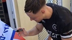 Beukema si sente già azzurro! Firma la bandiera del Napoli a un tifoso