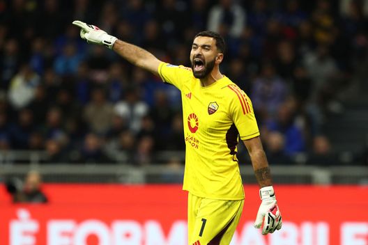 MILAN, ITALY - OCTOBER 29: Rui Patricio of AS Roma gives the team instructions during the Serie A TIM match between FC Internazionale and AS Roma at Stadio Giuseppe Meazza on October 29, 2023 in Milan, Italy. (Photo by Marco Luzzani/Getty Images) La Roma cade a San Siro: vince l’Inter 1-0. Thuram abbatte il muro di Mourinho- immagine 2