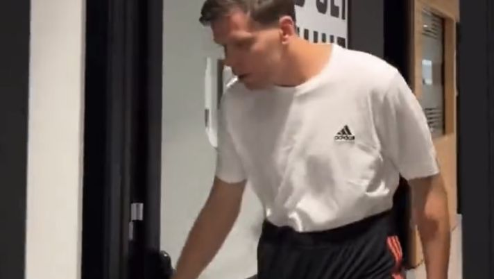 Raduno Juventus, sbuca Szscesny vestito come Fantozzi! - immagine 1