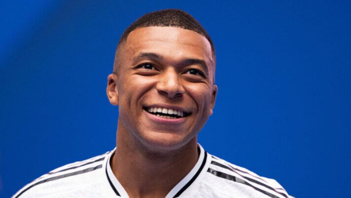 MADRID, SPAIN - JULY 16: Real Madrid new signing, Kylian Mbappe is unveiled at Estadio Santiago Bernabeu on July 16, 2024 in Madrid, Spain. (Photo by David Ramos/Getty Images) È uscito il listone di Euroleghe: ecco tutti i ruoli e le quotazioni, sia Classic che Mantra - immagine 1