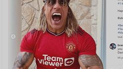 VIDEO / Halloween, The Rock si traveste da Beckham: costume horror!