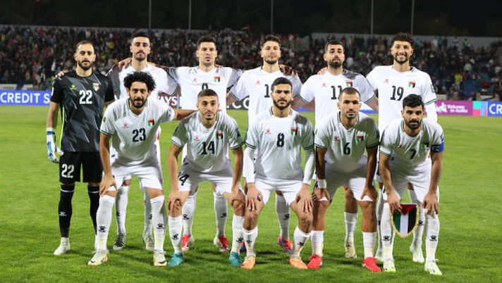 The Palestinian national team poses for a photo before the 2026 FIFA World Cup qualifying match between Palestine and Iraq at the Amman International Stadium in Amman, Jordan, on March 25, 2025. (Photo by Ameen Ahmed/NurPhoto via Getty Images) Tra gli orrori della guerra la nazionale della Palestina prova a resistere - immagine 1