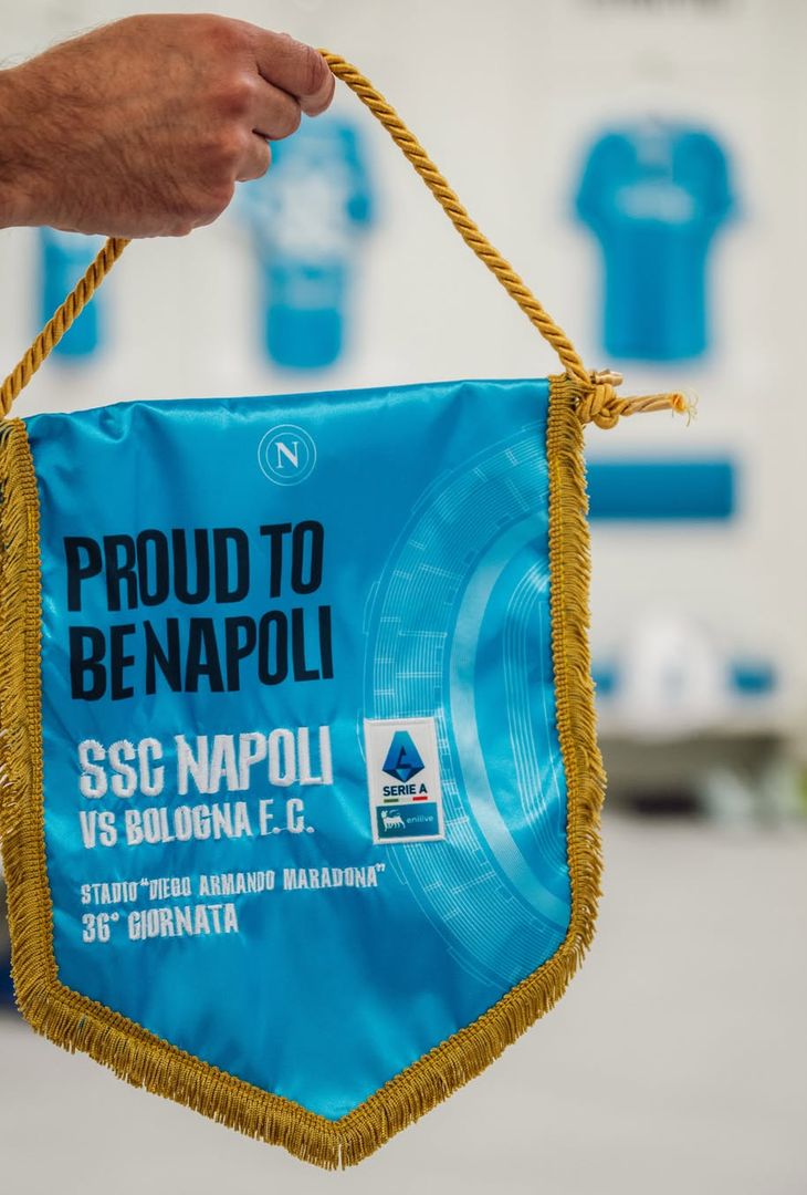 Sale l'attesa per il fischio d'inizio, fissato per le 20:45 odierne, di Napoli-Bologna, gara valevole per il posticipo della 36ª giornata del campionato 2025/26 di Serie A. Per l'occasione, la squadra di Antonio Conte, come dimostra una sequenza di fotografie pubblicata dall'admin dei social partenopei via Instagram, scenderà in campo con indosso la maglia azzurra.