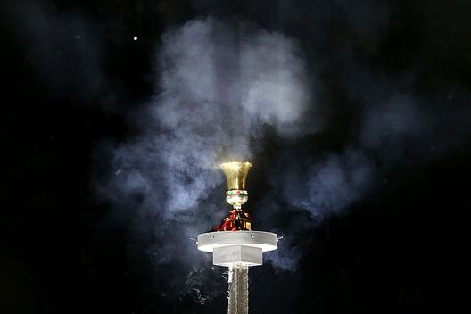 ROME, ITALY - MAY 14: The Coppa Italia trophy is seen on a plinth prior to the Coppa Italia Final match between AC Milan and Bologna at Stadio Olimpico on May 14, 2025 in Rome, Italy. (Photo by Paolo Bruno/Getty Images) Troppe partite? La diatriba infinita tra calcio moderno e calcio di una volta- immagine 4