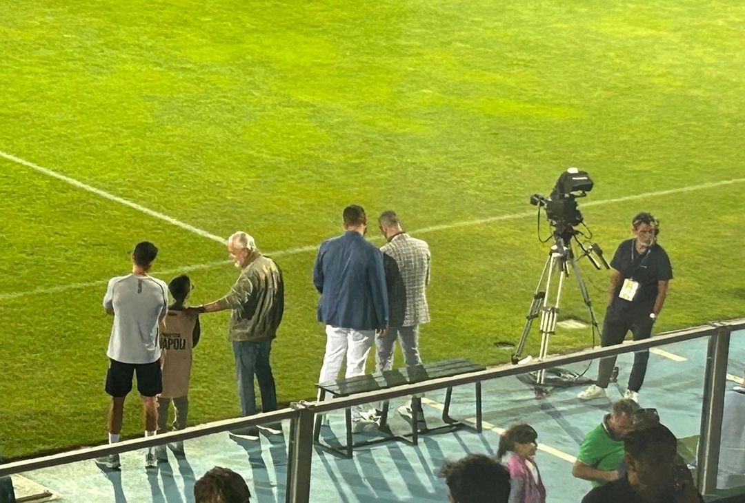 Il numero uno azzurro non si sottrae alle attenzioni dei bambini