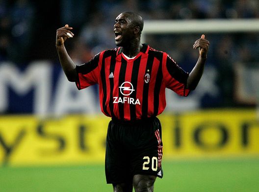GELSENKIRCHEN, GERMANY - SEPTEMBER 28: Clarence Seedorf of Milan makes a gesture during the UEFA Champions League Group E match between FC Schalke 04 and AC Milan at the Veltins Arena on September 28, 2005 in Gelsenkirchen, Germany. (Photo by Christof Koepsel/Bongarts/Getty Images) compleanno seedorf