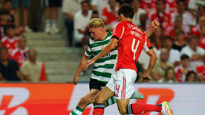 FARO, PORTUGAL - JULY 31: Conrad Harder of Sporting CP with Antonio Silva of SL Benfica in action during the Portuguese Super Cup match between Sporting CP and SL Benfica at Estadio Algarve on July 31, 2025 in Faro, Portugal. (Photo by Gualter Fatia/Getty Images) Harder “to Breathe”: Milan in apnea, l’attaccante danese è la nota giusta? - immagine 1