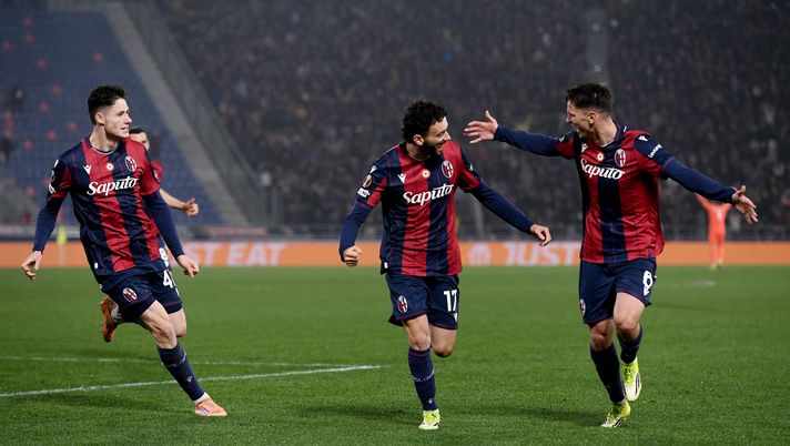 BOLOGNA, ITALY - FEBRUARY 26: Joao Mario of Bologna celebrates scoring his team's first goal with teammates Nikola Moro and Martin Vitik during the UEFA Europa League 2025/26 Knockout Play-off Second Leg match between Bologna FC 1909 and SK Brann at Stadio Renato Dall'Ara on February 26, 2026 in Bologna, Italy. (Photo by Alessandro Sabattini/Getty Images) Europa League, al Bologna basta Joao Mario: Italiano agli ottavi, eliminato il Brann - immagine 1