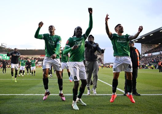 Muhamed Tijani, Malachi Boateng e Victor Palsson del Plymouth Argyle festeggiano la vittoria dopo la partita del quarto turno di Emirates FA Cup tra Plymouth Argyle e Liverpool all'Home Park il 9 febbraio 2025 a Plymouth, Inghilterra. (Foto di Dan Mullan/Getty Images) Il primo colpo del Wrexham di Ryan Reynolds è “l’incubo” del Liverpool- immagine 2