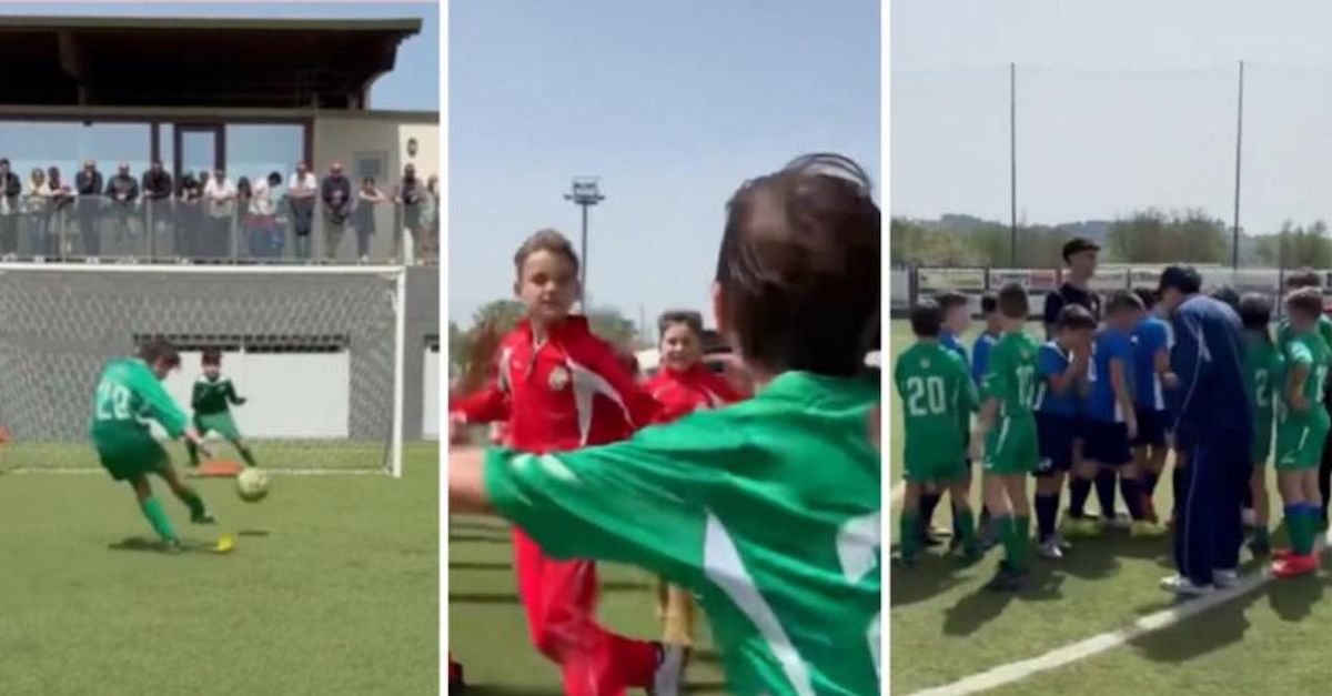 Segna il rigore poi rimprovera i compagni: il gesto di un bambino | VIDEO Segna il rigore poi rimprovera i compagni: il gesto di un bambino | VIDEO