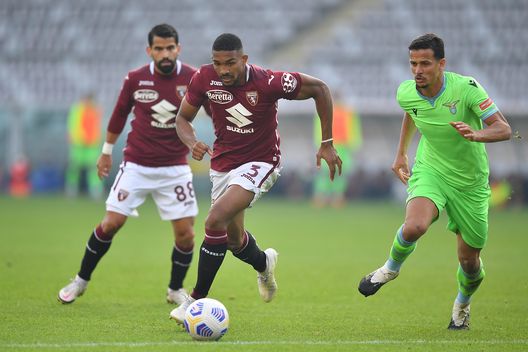 TURIN, ITALY - NOVEMBER 01: Gleison Bremer (L) of Torino FC in action against Luiz Felipe Ramos Marchi of SS Lazio during the Serie A match between Torino FC and SS Lazio at Stadio Olimpico di Torino on November 1, 2020 in Turin, Italy. (Photo by Valerio Pennicino/Getty Images)
