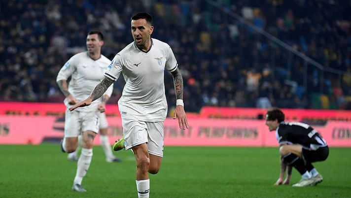 UDINE, ITALY - DECEMBER 27: Matias Vecino of SS Lazio celebrates a opening goal during the Serie A match between Udinese Calcio and SS Lazio at Stadio Friuli on December 27, 2025 in Udine, Italy. (Photo by Marco Rosi - SS Lazio/Getty Images) La Lazio vende anche Vecino. L’ex viola si riunisce con Marcos Alonso - immagine 1