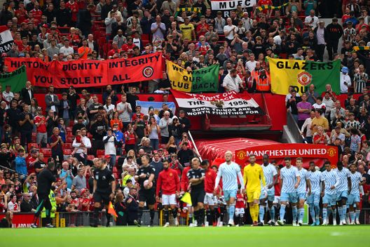 Tampa, lo striscione Glazers Out dei tifosi United insegue la famiglia anche sotto casa…- immagine 4