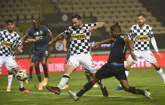 Adil Rami con la maglia del Boavista. Boavista nel caos: negata la licenza LPFP e retrocesso in terza serie- immagine 3