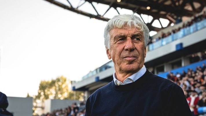 SASSUOLO, ITALY - OCTOBER 26: AS Roma coach Gian Piero Gasperini during the Serie A match between US Sassuolo Calcio and AS Roma at Mapei Stadium Citta del Tricolore on October 26, 2025 in Sassuolo, Italy. (Photo by Fabio Rossi/AS Roma via Getty Images) Roma, Gasperini: “In 10 diventa una battaglia! C’è una differenza rispetto al Napoli” - immagine 1