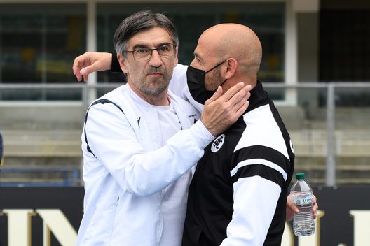 VERONA, ITALY - MAY 01: Ivan Juric, Head Coach of Hellas Verona greets Vincenzo Italiano, Head Coach of Spezia Calcio prior to the Serie A match between Hellas Verona FC and Spezia Calcio at Stadio Marcantonio Bentegodi on May 01, 2021 in Verona, Italy. Sporting stadiums around Italy remain under strict restrictions due to the Coronavirus Pandemic as Government social distancing laws prohibit fans inside venues resulting in games being played behind closed doors. (Photo by Alessandro Sabattini/Getty Images) Serie A, Verona-Spezia 1-1: Saponara nel finale agguanta il pareggio- immagine 2