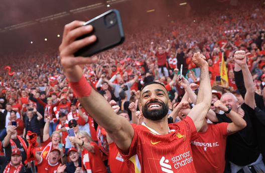 Mohamed Salah del Liverpool si scatta un selfie con i tifosi. (Foto di Carl Recine/Getty Images) Liverpool, Salah sfida il tempo: “Voglio giocare fino a 40 anni”- immagine 2