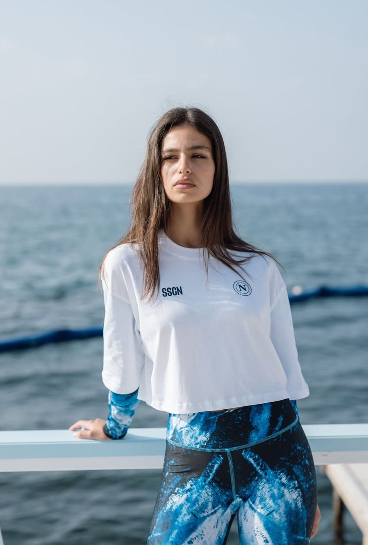 Azzurra e autentica: la collezione femminile SSC Napoli è tutta da vivere – GALLERY - immagine 3