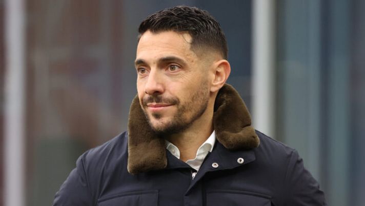 MILAN, ITALY - JANUARY 10: AC Milan chief scout Geoffrey Moncada looks on during training session at Giuseppe Meazza Stadium on January 10, 2025 in Milan, Italy. (Photo by Claudio Villa/AC Milan via Getty Images) Moncada: “Rinnovo Theo, stiamo parlando e non siamo lontani! Su Saelemaekers e Jovic…” - immagine 1