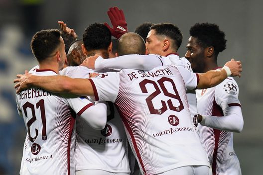 REGGIO NELL'EMILIA, ITALY - JANUARY 18: Tomas Rincon of Torino FC celebrates after scoring the opening goal during the Serie A match between US Sassuolo and Torino FC at Mapei Stadium - Città del Tricolore on January 18, 2020 in Reggio nell'Emilia, Italy (Photo by Alessandro Sabattini/Getty Images)
