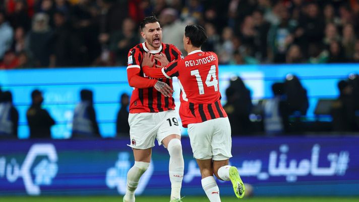 RIYADH, SAUDI ARABIA - JANUARY 06: Theo Hernandez of AC Milan celebrates scoring his team's first goal with teammate Tijjani Reijnders during the Italian Super Cup Final between FC Internazionale and AC Milan at Kingdom Arena on January 06, 2025 in Riyadh, Saudi Arabia. (Photo by Yasser Bakhsh/Getty Images) Orlando critico: “Inter e Napoli mi convincono. Il Milan ha comprato ma…” - immagine 1