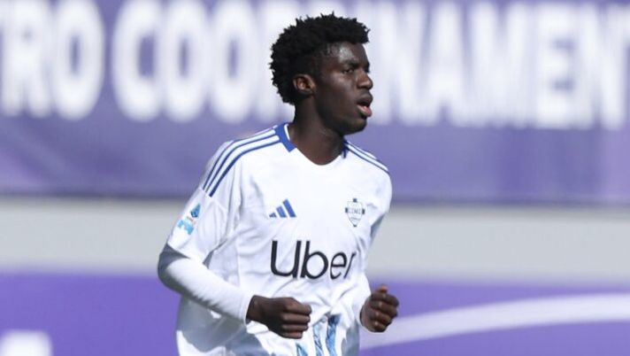 FLORENCE, ITALY - FEBRUARY 16: Diao of Como Calcio looks on during the Serie A match between Fiorentina and Como at Stadio Artemio Franchi on February 16, 2025 in Florence, Italy. (Photo by Gabriele Maltinti/Getty Images) Diao, il grave infortunio è alle spalle: le novità! Romano: “Mercato, il Como ha detto no. Ora…” - immagine 1