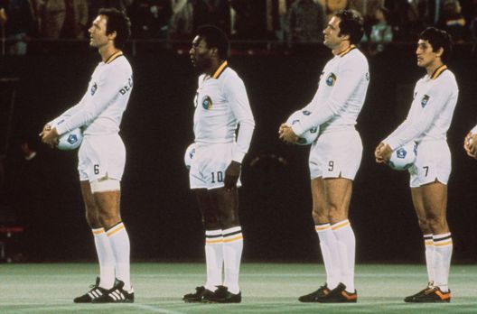 Franz Beckenbauer, Pelé, Giorgio Chinaglia e Romerito con la maglia dei New York Cosmos. (Foto di Bongarts/Getty Images) Focus sui calciatori brasiliani in MLS: da Pelé a Kaká passando per Juninho- immagine 2