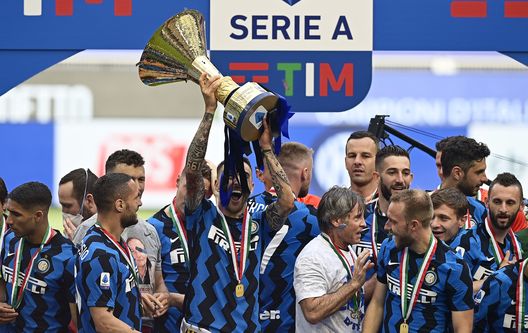 Matias Vecino dell'Inter solleva il trofeo della Serie A allo Stadio Giuseppe Meazza, il 23 maggio 2021 a Milano. (Foto di Mattia Ozbot/Getty Images) Lazio, Matias Vecino ha rinnovato il contratto: il comunicato del club- immagine 3