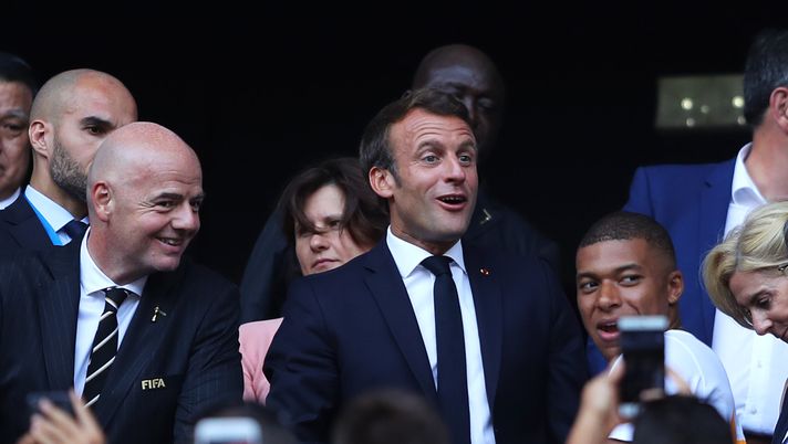 LYON, FRANCE - JULY 07: Emmanuel Macron, President of the Republic of France, Gianni Infantino, FIFA President and Kylian Mbappe look on prior to the 2019 FIFA Women's World Cup France Final match between The United States of America and The Netherlands at Stade de Lyon on July 07, 2019 in Lyon, France. (Photo by Richard Heathcote/Getty Images) Mbappé ai Giochi Olimpici di Parigi? Macron mette pressione…al Real Madrid - immagine 1