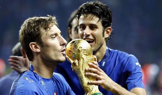 Totti e Grosso festeggiano il trionfo al Mondiale 2006 in Germania (Foto di Andreas Rentz/Bongarts/Getty Images) CUR in Campo, a Foggia c’è anche Totti: genio e lealtà, l’ultima bandiera- immagine 6
