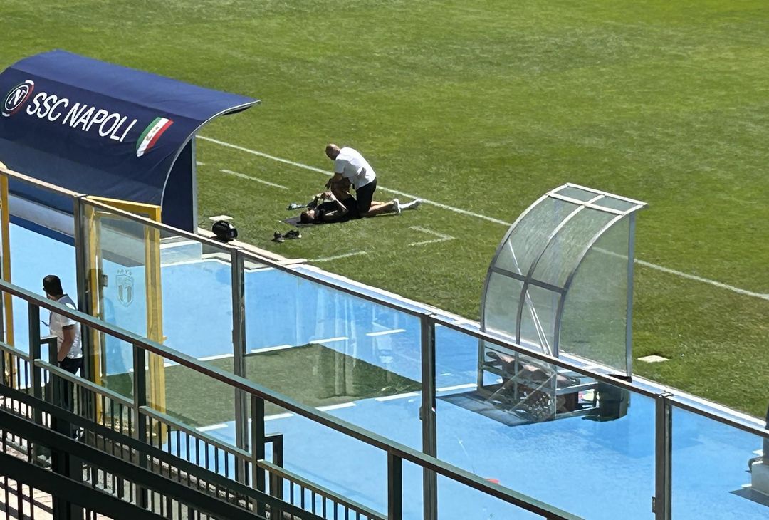 GALLERY Di Lorenzo fa stretching in campo da solo al termine dell’allenamento - immagine 4