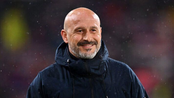 BOLOGNA, ITALY - FEBRUARY 14: Vincenzo Italiano, Head Coach of Bologna, looks on prior to the Serie A match between Bologna and Torino at Stadio Renato Dall'Ara on February 14, 2025 in Bologna, Italy. (Photo by Alessandro Sabattini/Getty Images) Italiano: “È andata così per il rigore! Ndoye, Lucumì, Pobega, Dominguez e su Castro dico…” - immagine 1