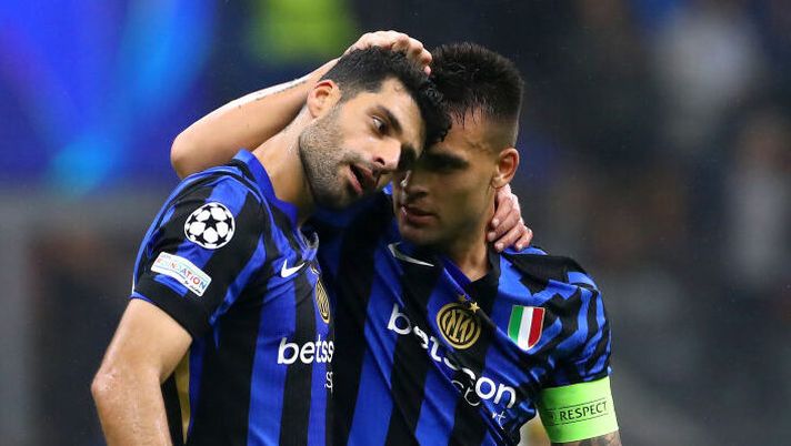 MILAN, ITALY - OCTOBER 01: Lautaro Martinez of FC Internazionale (R) celebrates scoring his team's third goal with teammate Mehdi Taremi (L) during the UEFA Champions League 2024/25 League Phase MD2 match between FC Internazionale Milano and FK Crvena Zvezda at Stadio San Siro on October 01, 2024 in Milan, Italy. (Photo by Marco Luzzani/Getty Images) Inter, primo gol per Taremi: calcia e segna il rigore contro la Stella Rossa - immagine 1