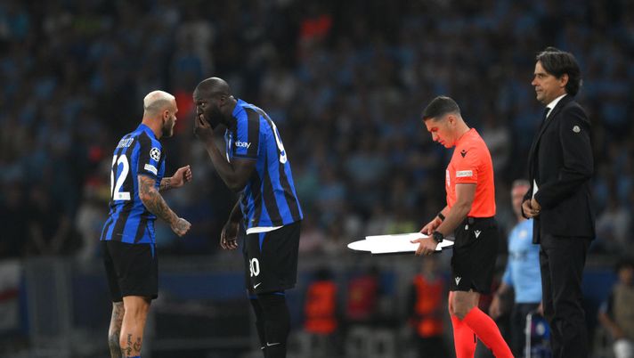 ISTANBUL, TURKEY - JUNE 10: Federico Dimarco and Romelu Lukaku of FC Internazionale look on during the UEFA Champions League 2022/23 final match between FC Internazionale and Manchester City FC at Ataturk Olympic Stadium on June 10, 2023 in Istanbul, Turkey. (Photo by David Ramos/Getty Images) Dimarco, attacco a Lukaku da Cattelan: “Non posso dire cosa ho pensato di lui” - immagine 1