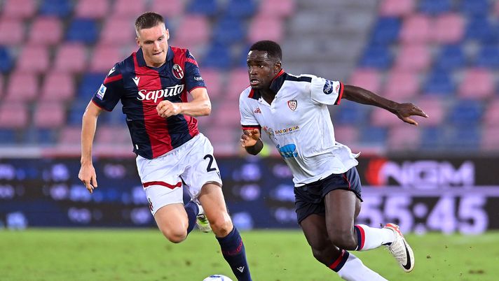 BOLOGNA, ITALY - SEPTEMBER 02: Zito Luvumbo of Cagliari is put under pressure by Michel Aebischer of Bologna during the Serie A TIM match between Bologna FC and Cagliari Calcio at Stadio Renato Dall'Ara on September 02, 2023 in Bologna, Italy. (Photo by Alessandro Sabattini/Getty Images) Aebischer: “Primo tempo difficile. Freuler? Ha fatto una bella gara” - immagine 1