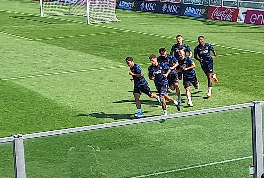 GALLERY Il Napoli corre a Castel di Sangro: un tifoso grida a Lobotka: “Vai Iniesta!”- immagine 1